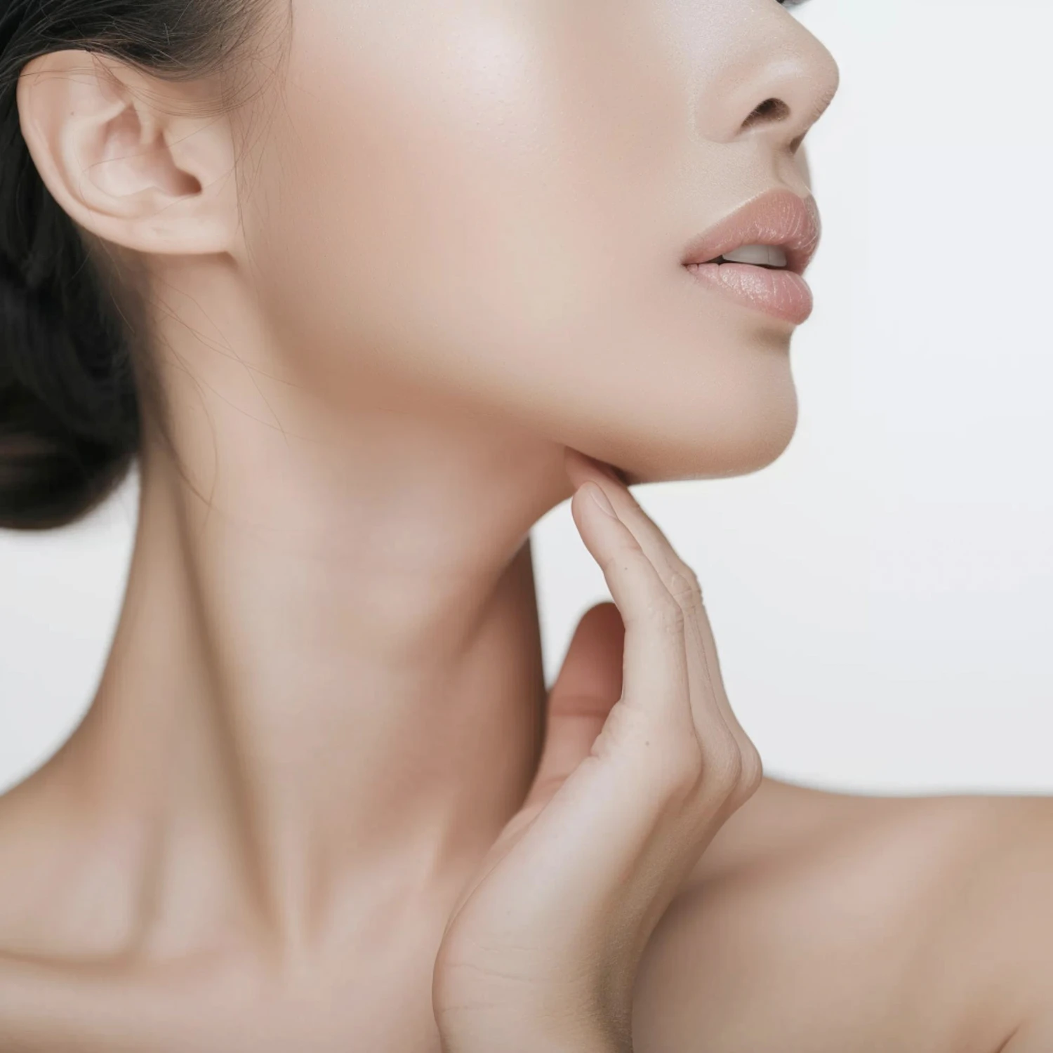 接受 SuperBotox 療程後更纖細的下顎與頸部線條